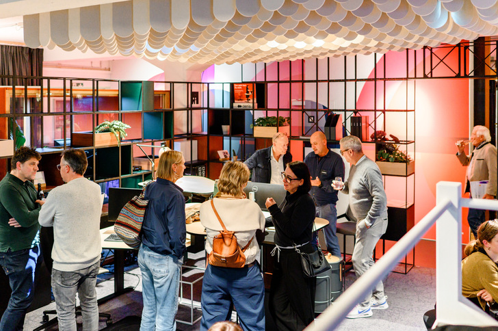 Nach den Vorträgen bietet das entspannte Ambiente der DesignWerkschau einen idealen Rahmen fürs Netzwerken und den direkten Erfahrungsaustausch.