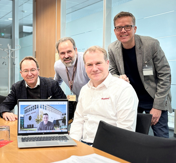Podcast-Crew trifft aluplast (v.l.): Reinhold Kober, Patrick Seitz, Karsten Ackermann, Daniel Mund. Zugeschaltet von München: Prof. Dr. Stefan Lackner.