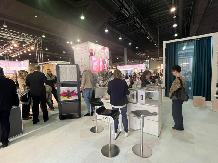 Dekoration steht im Vordergrund, die technischen Möglichkeiten im Umfeld von Energieeinsparung und Nachhaltigkeit werden im Umfeld des innenliegenden Sonnenschutzes kaum genutzt.