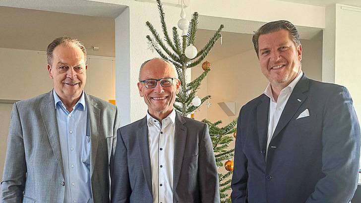 Die Hegla Geschäftsführer Bernhard Hötger (l.) und Jochen H. Hesselbach (r.) mit Friedrich Stimpfig, Geschäftsführer der RS technology (Mitte)