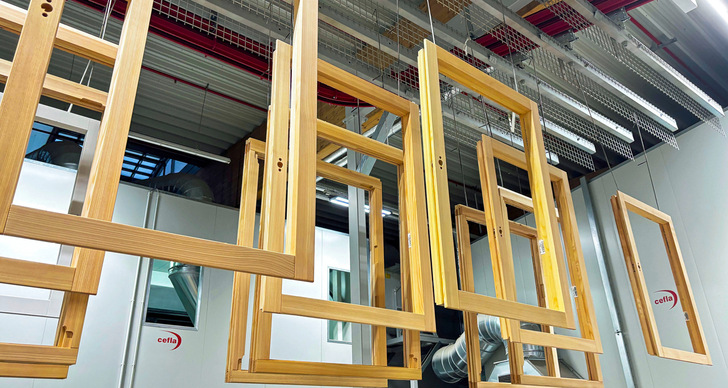 Unilux hat ein neues Beschichtungsverfahren für Holzfenster eingeführt, das die bisherigen Produktionsabläufe grundlegend verändert.