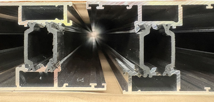 Aliplast macht alles selbst: pressen, beschichten und lackieren, ebenso wird im Werk in Lokeren die thermische Trennung der Profile durchgeführt. Auch Bleche, Bögen und Zubehörteile werden dort in eigener Regie gefertigt.