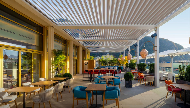 Die hohe Modularität der Kedry Prime in Breite und Ausladung mit bis zu 7 × 5 m ermöglicht es, auch große Flächen stützenarm und elegant zu überdachen.