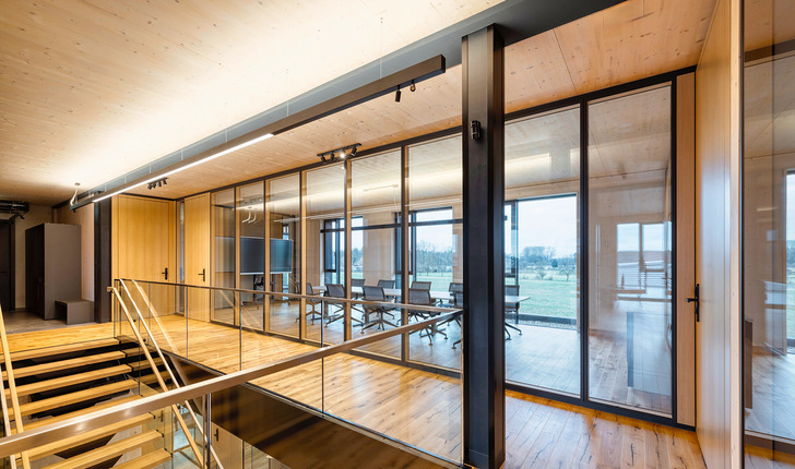 Die Glaswände von feco schaffen Offenheit und Transparenz im Neubau der Firmenzentrale der Gredler + Söhne GmbH. Damit sorgen auch für ein helles, offenes Ambiente, welches eine gute Atmosphäre fördert.