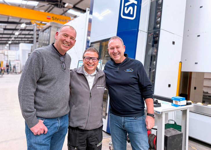 Jonathan Taylor (SGP), Phil Birchhall (Stone and Glass Group) und Andrew Taylor (SGP) vor der neuen systron proHD.