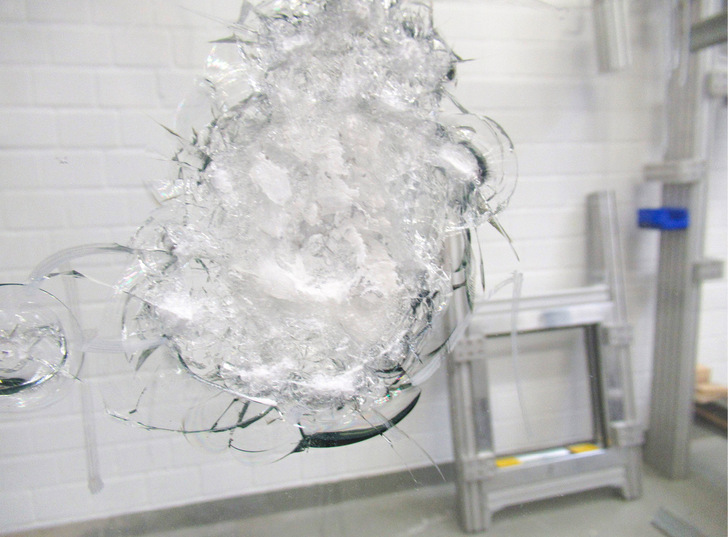 Glasflächenangriff für Anti-Panik-Verglasungen nach EN 1630 für das Produkt Vetrogard Attack RC2.21 AP