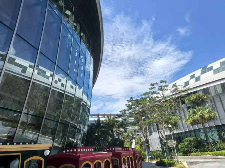 Die geschwungene Glasfassade im Außenbereich demonstriert die Präzision der von NorthGlass gefertigten warmgebogenen Gläser.