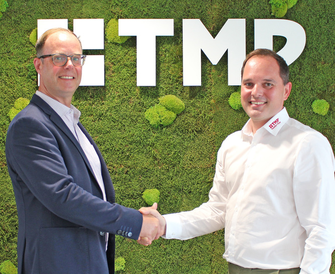 Offizielle Handschlag zur neuen Partnerschaft: Jörg Eckard – Vertriebsleiter Schüco und Tobias Kern – Geschäftsführer TMP