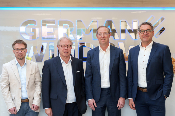 Die neue Führungsriege beim Fenster- und Türenhersteller German Windows (v. l. n. r.): David Frechen und Manfred Frechen als Gesellschafter der German Windows Holding GmbH – zusammen mit den beiden Geschäftsführern Helmut Paß und Dr. Ulrich Brahms. Letzterer soll künftig die Transformationsprozesse im Familienunternehmen voranbringen.