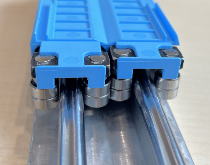 Schiebeelemente bewegen sich damit wie von Geisterhand: Die Magnetschwebetechnologie überwindet mit Permanentmagneten die Schwerkraft und macht bis zu 1,5 Tonnen schwere Bauelemente federleicht verschiebbar.