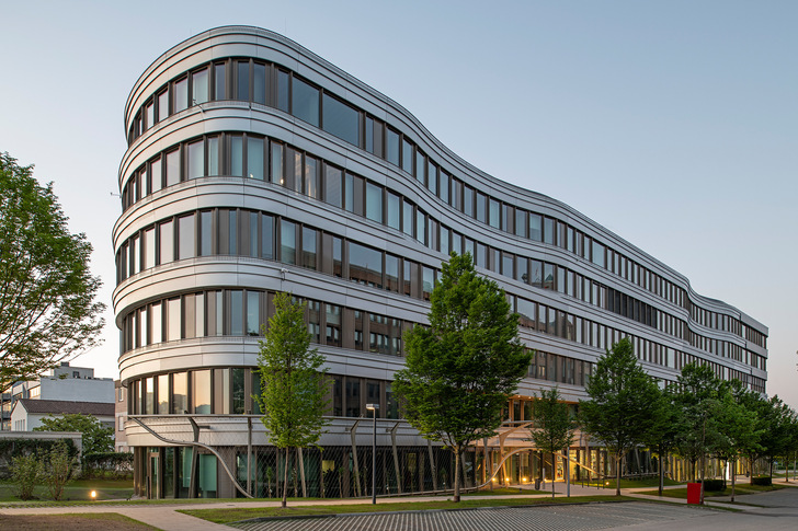 Das Bürogebäude Z2 auf dem Campus der Ed. Züblin AG wurde umfassend saniert, u.a. mit dem Fenstersystem AWS 75.SI+ von Schüco.