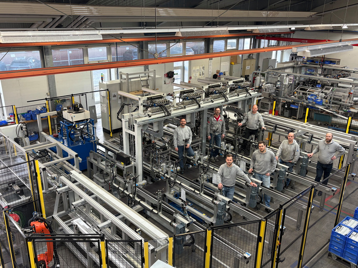 Ein starkes Team, eine starke Maschine: Die Projektbeteiligten präsentieren die fertiggestellte Getriebeanlage.