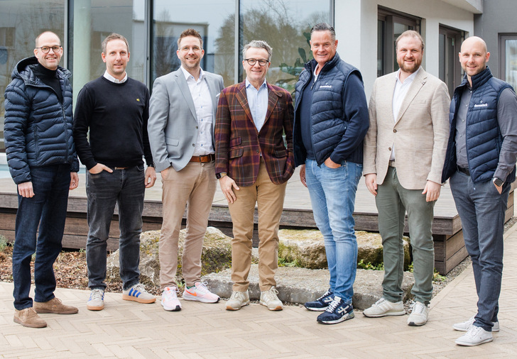 Deceuninck und Ventana starten eine Kooperation im Bereich Hebeschiebtüren. Von links nach rechts: Jörn Schütte (Vertriebsleiter DACH Deceuninck), Michael Wantia (Abteilungsleitung Einkauf Ventana), Stefan Gerling (Projektverantwortlicher, Vertrieb Ventana), Stefan Schwanekamp (Geschäftsleitung Ventana), Carsten Otte (Geschäftsführer Deceuninck), Daniel Lechtenberg (Abteilungsleiter Vertrieb und Marketing Ventana), Christian Dietl (Technischer Leiter Deceuninck).