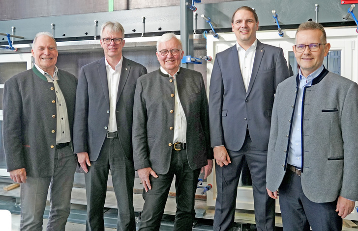 Geschäftsführung und die drei Institutsleiter haben in den letzten 20 Jahren das ift Rosenheim gemeinsam mit den Mitarbeitern zu einer international renommierten Institution entwickelt.  v.l.: Prof. Ulrich Sieberath, Prof. Jörn Peter Lass,  Prof. Dr.-Ing. Winfried Heusler, Michael Breckl-Stock,  Dr. Jochen Peichl.