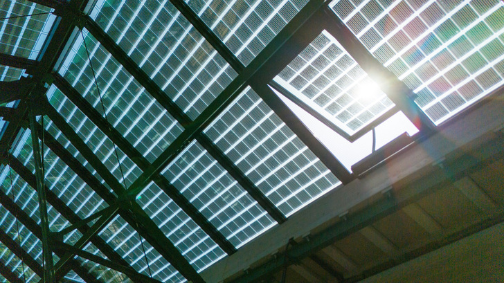 Das Glasdach PR60 vereint Tageslicht, Energiegewinnung und Wärmeschutz