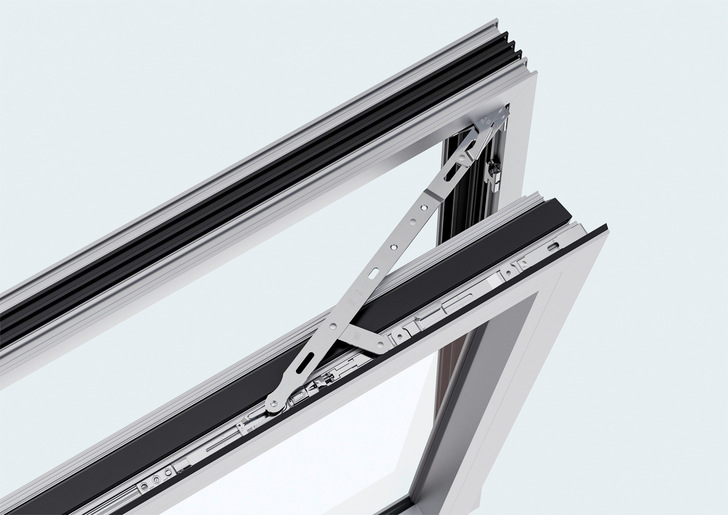 Effiziente Montage des Alu XT durch selbstpositionierende, einschwenkbare Beschlagbauteile mit flexibler Montagereihenfolge.