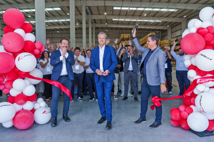 Feierliche Eröffnung des neuen Standorts: Roto CEO Marcus Sander (Mitte) mit Marlon Neves, Director Operations Roto Fermax (links) und Pablo Greppi, Vertriebsleiter Roto Argentinien und Südamerika (rechts).