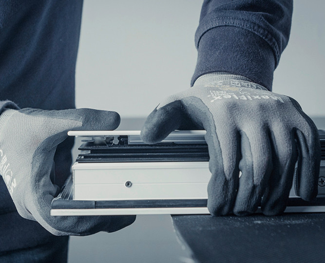 Auf der Fensterbau Frontale zeigt heroal im Werkstattbereich wie einfache und effiziente Verarbeitung aussieht und präsentiert mit Live-Demonstrationen die Vorzüge der Easy Mount Technologie (EM).