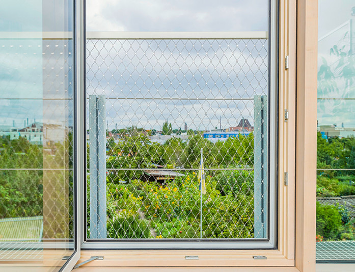 Die Kombination aus x‑tend‑Seilnetz und frameworkx xt3 ist RC3‑zertifiziert, auch bei geöffnetem Fenster.