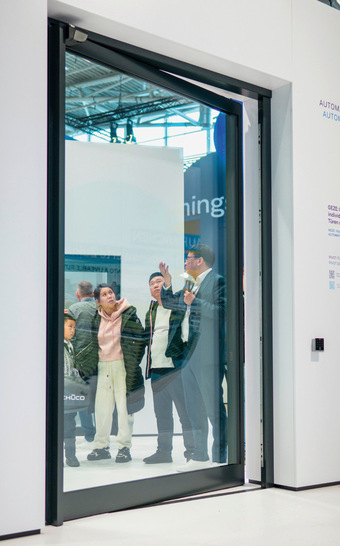 Als Ergänzung zur neuesten Türschließergeneration präsentiert Geze das automatisierte Pivot-Antriebssystem Axira.