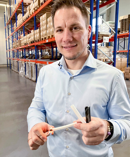 Brennt für Dichtungen: Nico Czok, u. a. Geschäftsführer der GfA-SiliTech GmbH, beim Brandschutzt﻿est seiner Silikonprodukte