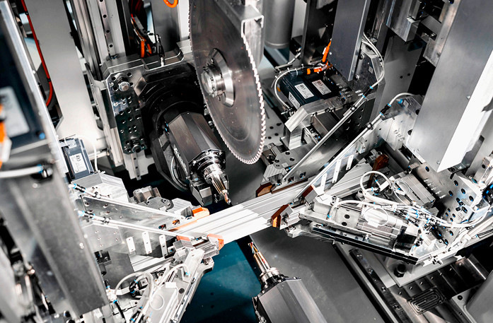 In einem Modul befinden sich zwei 5-Achs-Fräsköpfe mit je ­einem Werkzeugwechsler sowie eine Säge. Für alle Arbeitsschritte wird das Profil nur ein einziges Mal aufgespannt. Zur Frontale zeigt Schirmer Kompetenz in der automatisierten Aluminium­profilbearbeitung.