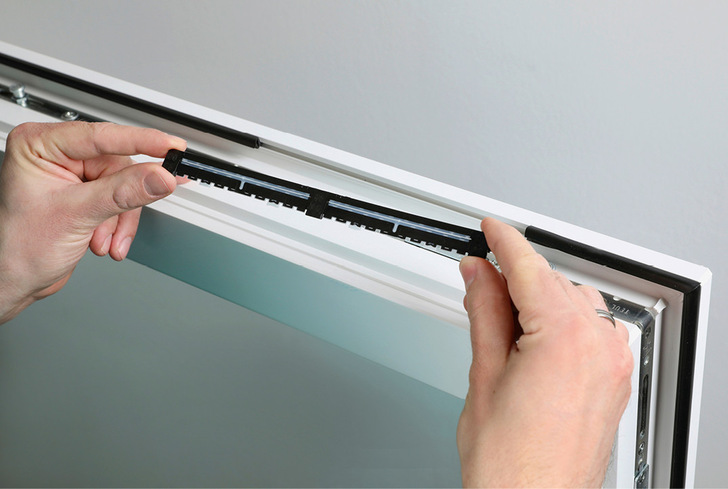 Fensterfalzlüfter arimeo classic S sitzen beschlagsunabhängig in der Dichtungsebene des Fensterflügels und werden einfach in die Dichtungsnut eingeclipst. Der Fenster­flügel bleibt unversehrt.