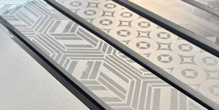 Digitaldruck: Die Farbgebung erfolgt ähnlich einem herkömmlichen Drucker, die Drucker sind nur deutlich größer.