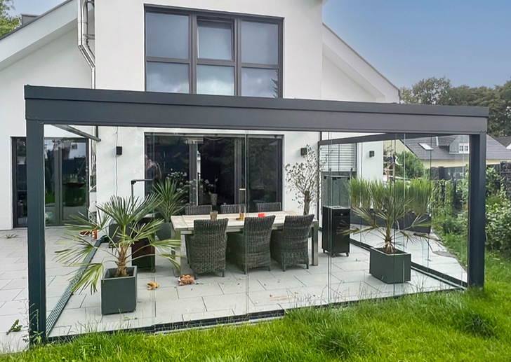Ein klassisches Terrassendach mit den Abmessungen 5,5 × 4 m mit Glasschiebewänden auf drei Seiten. Bestellt im Internet, und montiert von einem Subunternehmen des Lieferanten. Auf den ersten Blick eine gelungene Ausführung.