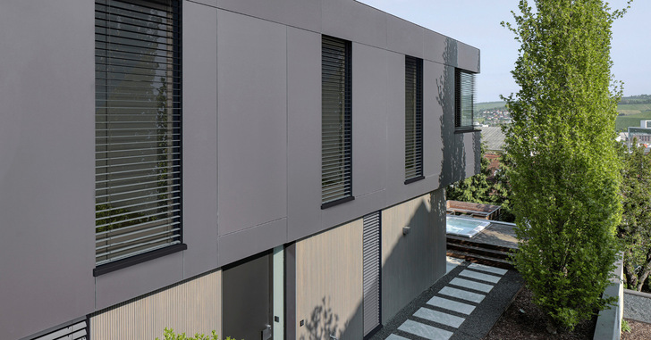 Das Laibungsmodul von Warema und Gutmann vereint Sonnenschutz, Absturzsicherung und Insektenschutz in ­einem montagefreundlichen System.