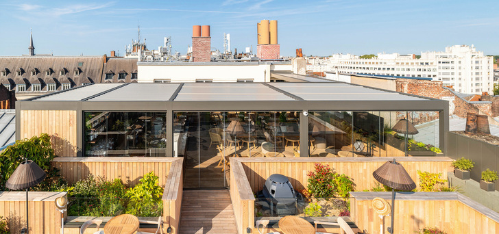 Die individuell einstellbaren Lamellen des Lamellendachs ermöglichen eine präzise Steuerung von Licht, Schatten und Belüftung für die Gäste.