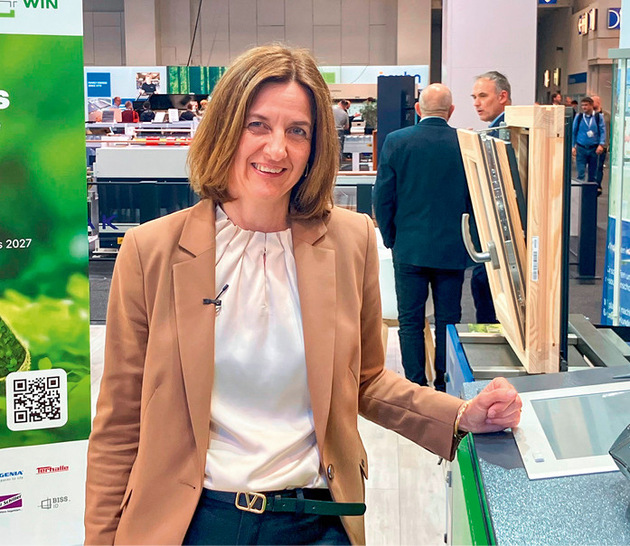 Claudia Max-Heine hat die Initiative ID4Win voran­getrieben. Fensterhersteller legen sämtliche Daten, u. a. aus der Oberfläche, im digitalen Produktpass ab.