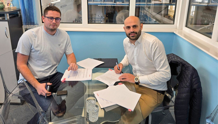 Neu in der Sanco-Familie: VAK-Geschäftsführer Marek Vanco (l.) bei der Vertragsunterzeichnung mit Antonio Gioello, dem Leiter der Sanco ­Beratung.