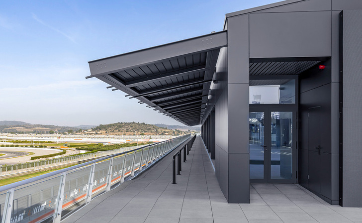 Auch gestalterisch fügt sich die Anlage nahtlos in die moderne, industrielle Architektursprache der Rennstrecke ein. Die Wahl fiel auf einen strukturierten Farbton in RAL 7016 (Anthrazitgrau), der die technische Anmutung unterstreicht.