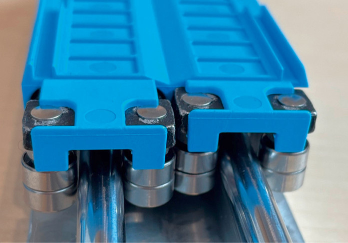 Schiebeelemente bewegen sich damit wie von Geisterhand: Die Magnetschwebetechnologie überwindet mit Permanentmagneten die Schwerkraft und macht bis zu 1,5 Tonnen schwere Bauelemente federleicht verschiebbar.