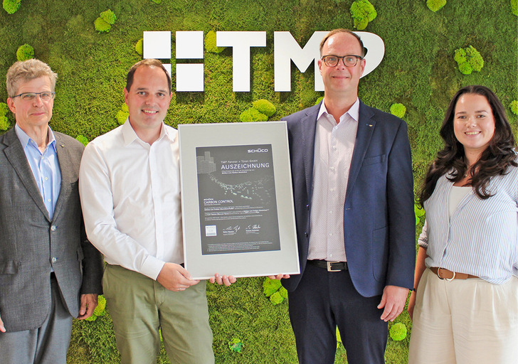 Übergabe der Schüco Auszeichnung (v. l. n. r.): Andreas Berger, Gebietsmanager Verkaufsleitung Schüco, Tobias Kern, Geschäftsführer TMP, Jörg Eckard, Vertriebsleiter Schüco, sowie Anncathrin Andres, Vertriebsleiterin TMP.