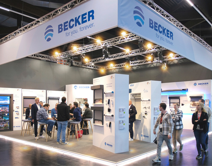 Der Blick auf den Becker-Messestand auf der Fensterbau Frontale 2024 – 2026 dürfen sich die Besucher auf einen größeren und erlebnisreicheren Auftritt freuen.