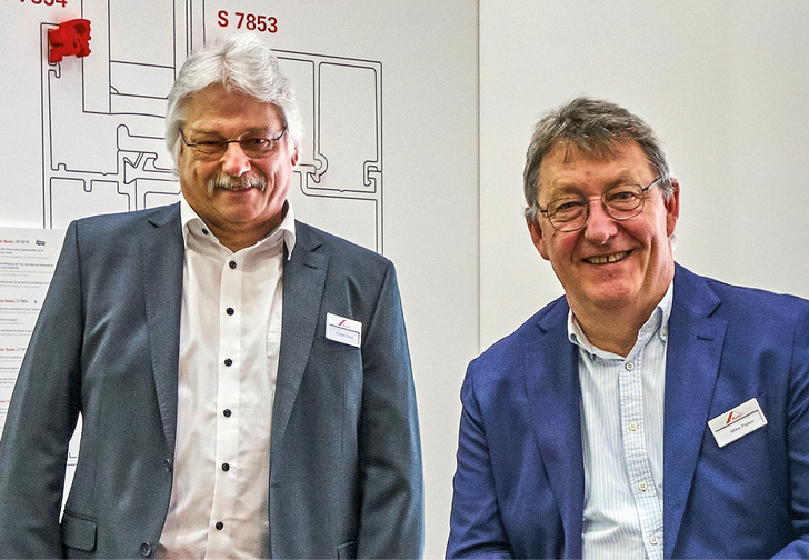 Deventer-Geschäftsführer Mike Piqeur (r.) und Forschungsleiter Jürgen Daub sehen im optimierten Silikonprofil „DS 7354c“ großes Potenzial, die Trockenverglasung bei Holz-/Aluminiumfenstern zur führenden Technologie zu machen.