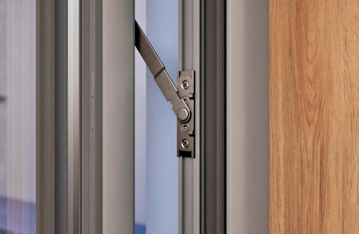 Die Öffnungsbegrenzer können beispielsweise in Kindergärten und Schulen eingesetzt werden. Sie sorgen für eine stetige Lüftung und bieten gleichzeitig ein hohes Sicherheitsniveau.