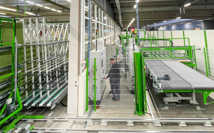 Die neue Anlage für die automatisierte Endmontage ging im Dezember 2025 bei Kneer-Südfenster in den Betrieb, sie verbindet effizienten Materialfluss mit hoher Fertigungstiefe und Prozesssicherheit.