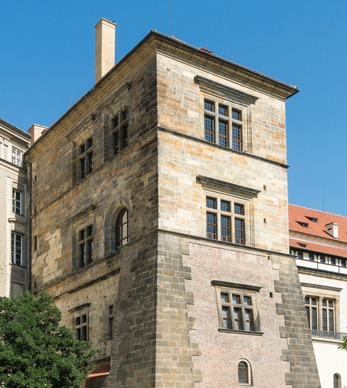 Süd- und Westseite des alten Königspalastes (Ludwigtrakt) zum Wallgarten mit ­blauem Himmel. Hier fand 1618 der 2. Prager Fenstersturz durch das zweite Fenster von oben seitlich rechts statt.