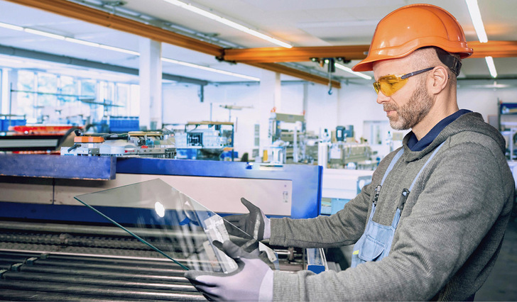Saubere Oberﬂächen sind in der Produktion von Glas eine wichtige Qualitäts­anforderung und eine notwendige Bedingung für reibungslose Fertigungsprozesse.
