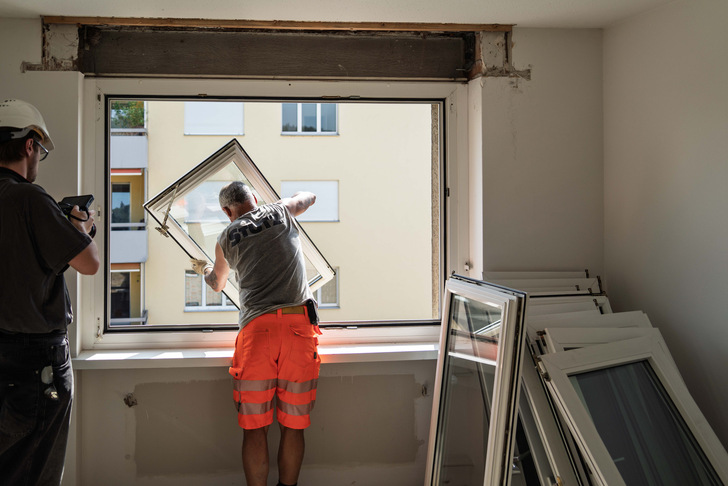 Demontage: Im Pilotprojekt „Windows of Opportunities“ wurden alte Fenster für die Rückführung in den Materialkreislauf vorbereitet.