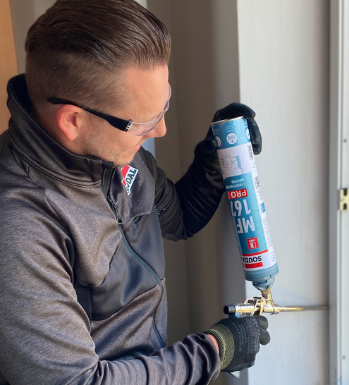 Soudal hat auf der Frontale 2026 den MF 167 Pro vorgestellt – die Weiterentwicklung seines luftdichten Volumendämmstoffs für Fensteranschlüsse, der zwei von drei Funktionsebenen gleichzeitig abdichtet.
