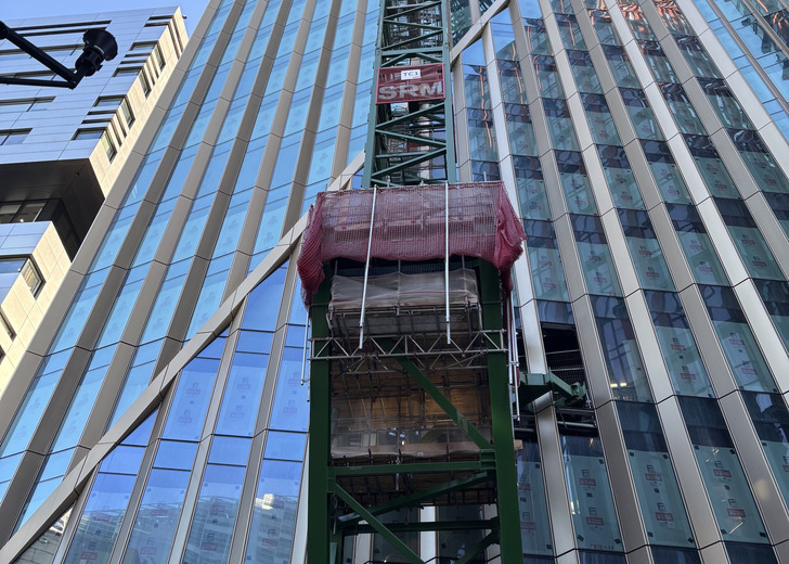 Montage der Elementfassade von Focchi, mit Verglasungen von AGC Interpane Architectural Glass.