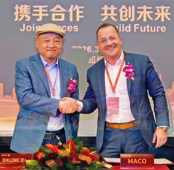 Unterzeichnung Joint Venture Gründung. Rechts: Mario Neuwirth