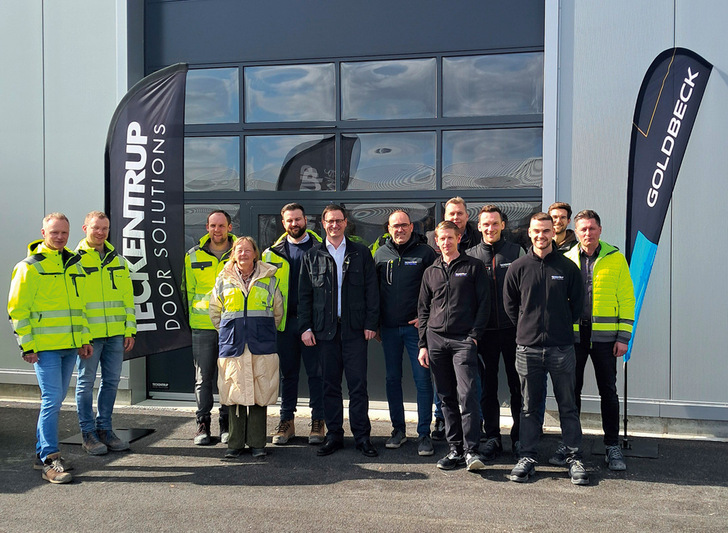 Gemeinsam feierten Teckentrup und Goldbeck Mitte März 2026 das Rohbaufest der neuen Halle. Im Mai soll hier bereits der Betrieb starten.