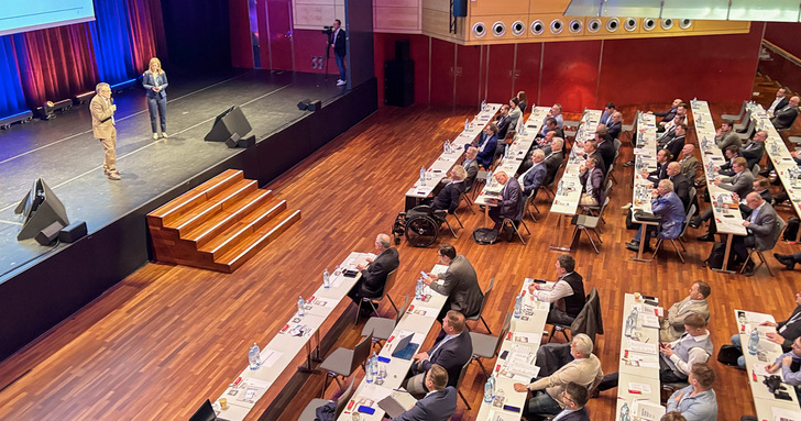 Jubiläums-Fenster-Türen-Treff in Salzburg mit rund 270 Teilnehmerinnen und Teilnehmern.