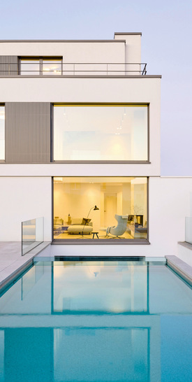 Das Fenstersystem heroal W 72 kombiniert hohe Leistung mit elegantem Design, passend für moderne Wohnarchitektur mit Nachhaltigkeitsanspruc﻿h.