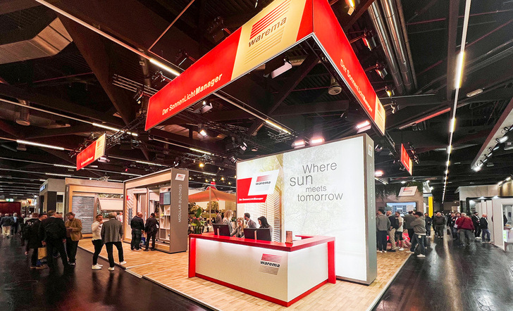 Offener Blick auf den Warema Messestand mit innovativen Sonnenschutzlösungen